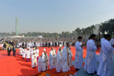 Voyage apostolique du pape François en Bangladesh. Messe au Parc Suhrawardy Udya.
