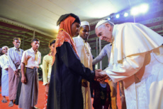 Voyage apostolique du pape François en Bangladesh. Le pape et des réfugiés Rohingya.