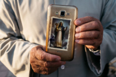 Téléphone portable sur lequel est collée une image pieuse. Irak.