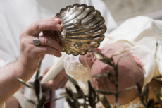 Le Pape baptise un nouveau-né, chapelle Sixtine au Vatican.