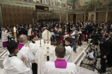 Le Pape baptise des nouveau-nés, chapelle Sixtine au Vatican.