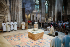 Messe de consécration du nouvel autel de la basilique Saint-Denis.