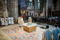 Messe de consécration du nouvel autel de la basilique Saint-Denis.