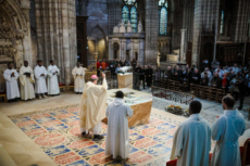 Messe de consécration du nouvel autel de la basilique Saint-Denis.
