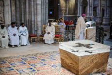 Messe de consécration du nouvel autel de la basilique Saint-Denis.