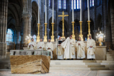Messe de consécration du nouvel autel de la basilique Saint-Denis.