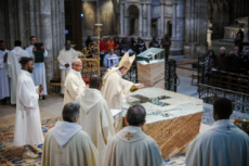 Messe de consécration du nouvel autel de la basilique Saint-Denis.