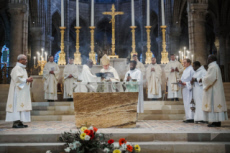 Messe de consécration du nouvel autel de la basilique Saint-Denis.
