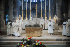 Messe de consécration du nouvel autel de la basilique Saint-Denis.