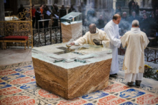 Messe de consécration du nouvel autel de la basilique Saint-Denis.