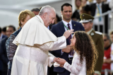 Voyage apostolique du pape François au Chili. Le pape bénissant une petite fille