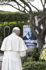 Voyage apostolique du pape François au Chili. Le pape prie sur la tombe de Mgr ALVER.