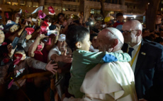 Voyage apostolique du pape François au Pérou. Le pape prenant dans ses bras un enfant.
