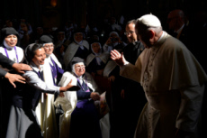 Voyage apostolique du pape François au Pérou. Le pape François saluant des religieuses contemplatives.