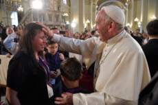 Voyage apostolique du pape François au Pérou. Le pape François bénissant une fidèle.