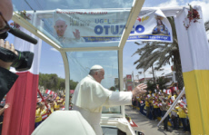 Voyage apostolique du pape François au Pérou. Le pape François saluant la foule