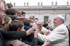 Le pape François salue des fidèles durant l'audience générale au Vatican.