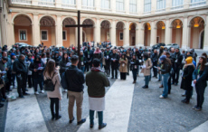 Chemin de croix réunissant les participants au pré-synode des jeunes à Rome.