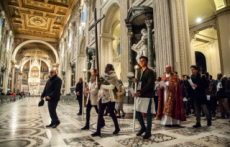 Chemin de croix réunissant les participants au pré-synode des jeunes à Rome.
