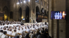 Messe Chrismale célébrée en la cathédrale Notre Dame à Paris.