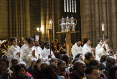 Messe Chrismale célébrée en la cathédrale Notre Dame à Paris.
