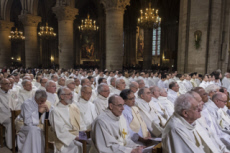 Messe Chrismale célébrée en la cathédrale Notre Dame à Paris.
