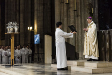 Messe Chrismale célébrée en la cathédrale Notre Dame à Paris.