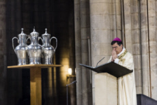 Messe Chrismale célébrée en la cathédrale Notre Dame à Paris.