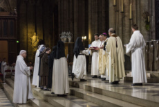 Messe Chrismale célébrée en la cathédrale Notre Dame à Paris.