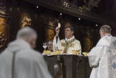 Messe Chrismale célébrée en la cathédrale Notre Dame à Paris.