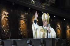 Messe Chrismale célébrée en la cathédrale Notre Dame à Paris.