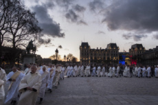 Messe Chrismale célébrée en la cathédrale Notre Dame à Paris.