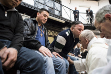 Jeudi saint. Le pape lave les pieds de prisonniers de Regina Coelien à Rome.