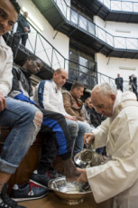 Jeudi saint. Le pape lave les pieds de prisonniers de Regina Coelien à Rome.