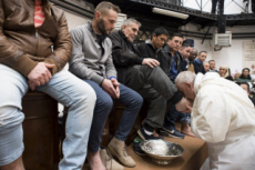 Jeudi saint. Le pape lave les pieds de prisonniers de Regina Coelien à Rome.