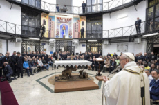 Jeudi saint. Le pape lave célèbre la messe dans la prison de Regina Coelien à Rome.