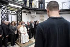 Jeudi saint. Le pape lave célèbre la messe dans la prison de Regina Coelien à Rome.