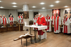 Office de la Passion célébré dans un EHPAD pour prêtres et religieux âgés.