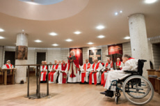 Office de la Passion célébré dans un EHPAD pour prêtres et religieux âgés.