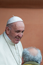 Le Pape François souriant à un homme agé.