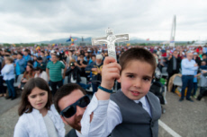 Membres du Chemin néocatéchuménal, petit garçon brandissant un crucifix.