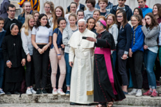 Le pape François, Mgr. Dominique LEBRUN et un groupe de jeunes.