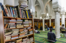 Livres de prière dans la salle de prière de la grande mosquée de Paris.