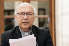 Pédophilie qui entache l'Eglise chilienne, conférence de presse des évêques chiliens au Vatican