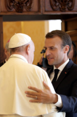 Le pape François reçoit le président Emmanuel MACRON au Vatican.