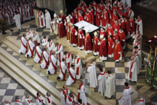 Ordinations sacerdotales en la cath. Notre Dame à Paris, France.