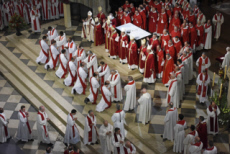 Ordinations sacerdotales en la cath. Notre Dame à Paris, France.