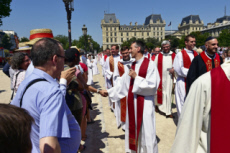 Ordinations sacerdotales en la cath. Notre Dame à Paris, France.