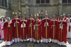 Ordinations sacerdotales en la cath. Notre Dame à Paris, France.