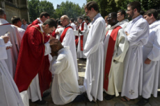 Ordinations sacerdotales en la cath. Notre Dame à Paris, France.